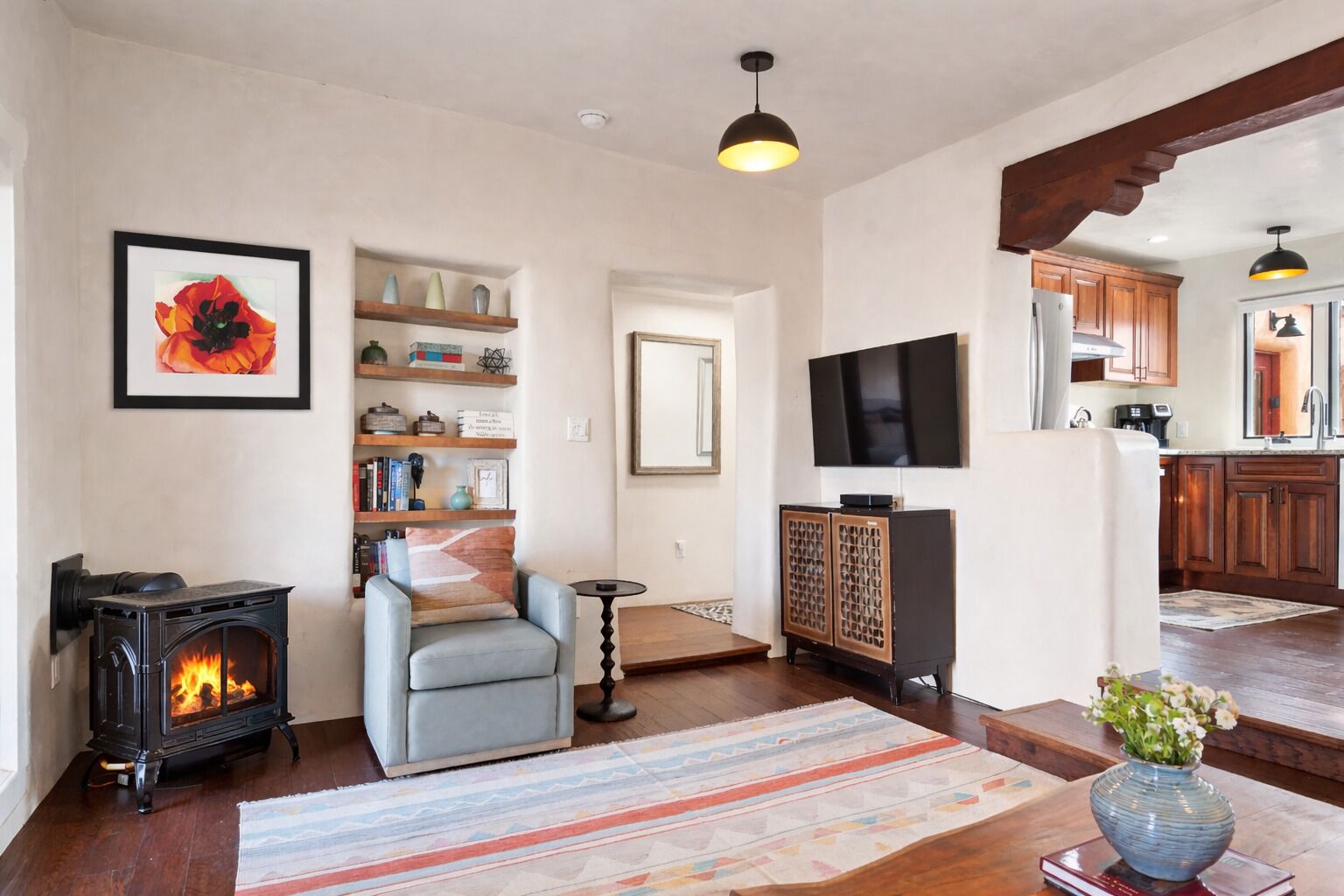 TV connectée, cheminée, livres