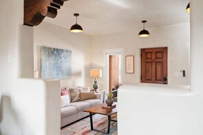 Smart TV, caminetto, libri