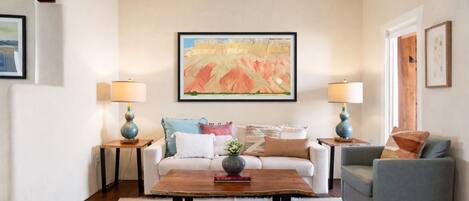 Una Smart TV, una chimenea, libros