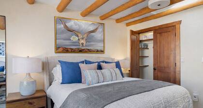 Sun-Drenched Luxury Home 5 Min. Walk to Plaza - Private Backyard - Fireplace