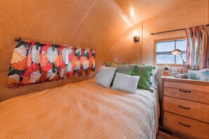 1 bedroom, free WiFi, bed sheets - Glamping in Spicewood TX Hill Country~ The Kit at Green Acres (Spicewood)