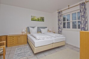 2 bedrooms, iron/ironing board, WiFi - Vacation apartment close to the beach with a beautiful garden - Ferienhaus Gisela - Holiday home (Putbus)