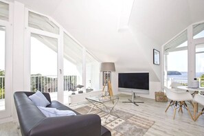 TV, fireplace, stereo - Modern vacation apartment with balcony, sea view - Ferienresidenz Zwei BoddenFeWo 1-5 (Lietzow)