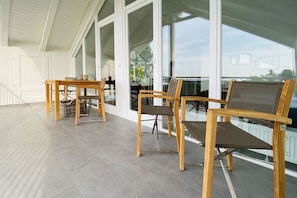 Outdoor dining - Modern vacation apartment with balcony, sea view - Ferienresidenz Zwei BoddenFeWo 1-5 (Lietzow)