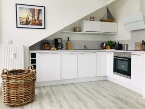 冷蔵庫、オーブン、コンロ、食器洗い機