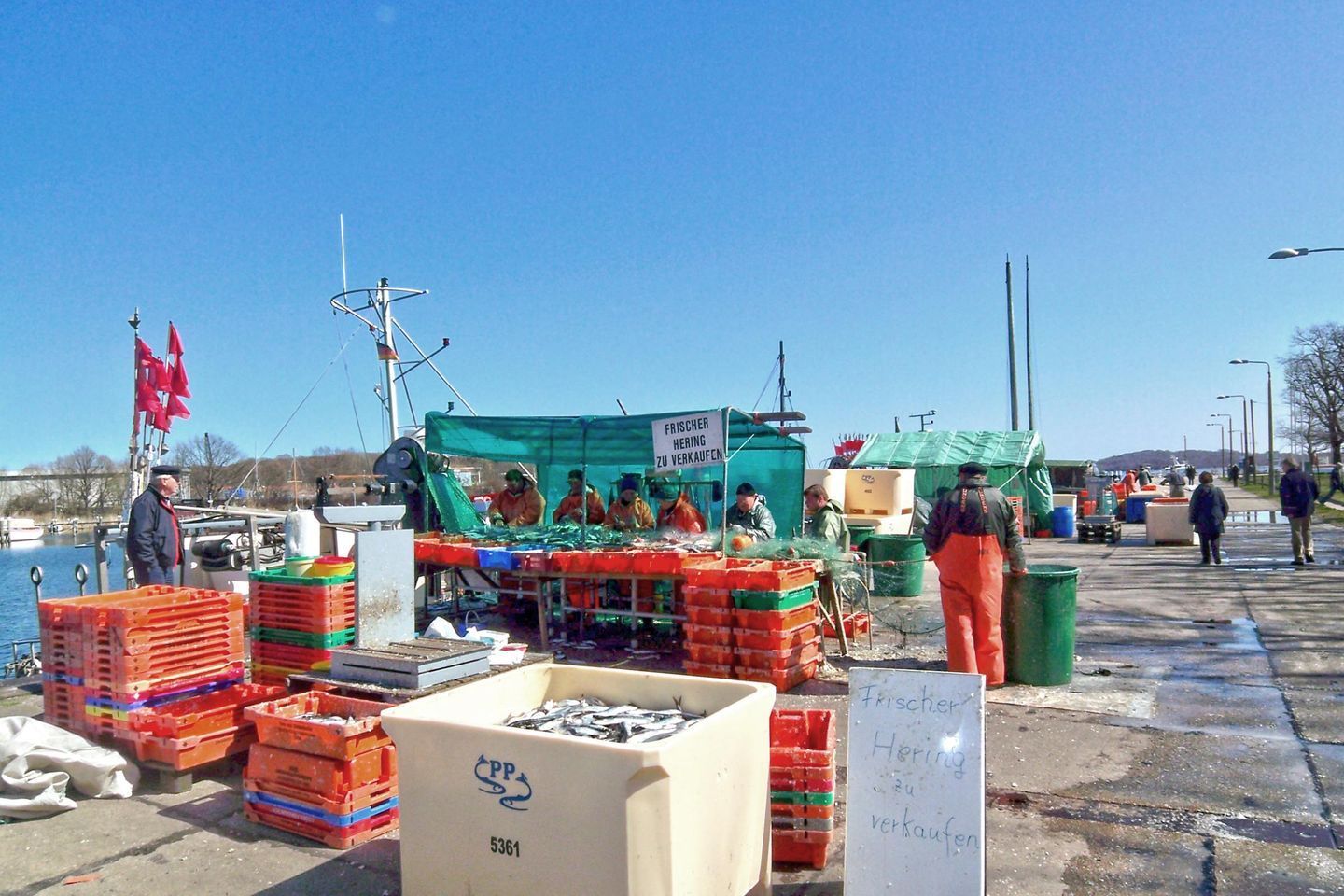 Ein Markt mit Fischkisten und einem Zelt für Transaktionen.