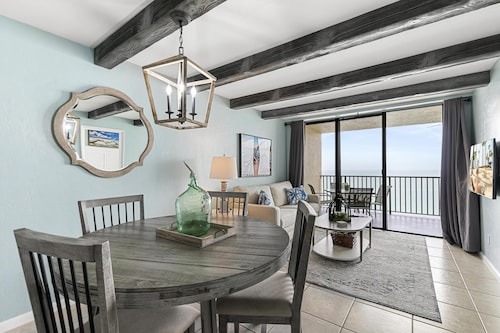 Pristine Cozy Beachfront Penthouse Condo SW1702: Full Reno