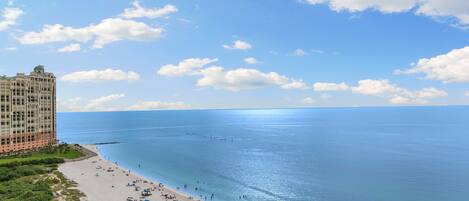 Am Strand, Liegestühle, Strandtücher