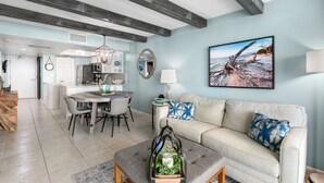 Ein modernes Wohnzimmer mit einer Couch, einem Couchtisch und einem Essbereich.