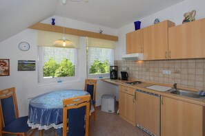 Kylskåp, spishäll, kaffe- och tebryggare och vattenkokare
