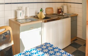 Kühlschrank, Wasserkocher mit Kaffee-/Teezubehör
