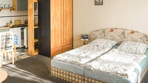 A bedroom with a bed, a wardrobe, a desk, and a chair. - Stunning apartment in Rankwitz/ OT Suckow (Rankwitz/ OT Suckow)