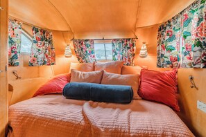 1 bedroom, free WiFi, bed sheets - Glamping in Spicewood TX Hill Country~ The Spartan at Green Acres (Spicewood)