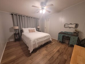 3 bedrooms, desk, iron/ironing board, travel crib - The DW - Spacious and Cozy (Columbia)