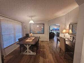 Dining - The DW - Spacious and Cozy (Columbia)