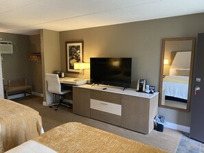 Habitación doble Deluxe | Escritorio, espacio para trabajar con laptop y cortinas blackout 
