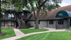 Exterior - The Lakes Country Club (Marseilles)