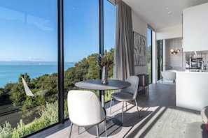 Villa Luxe (Joy) | Coin séjour | TV connectée de 43 pouces avec chaînes numériques, télévision, Netflix