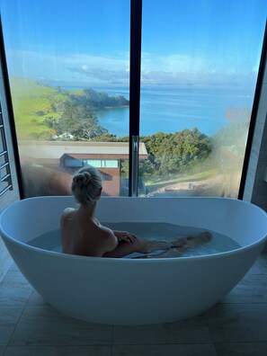 Villa Serenity | Bathroom | Separate tub and shower, deep soaking tub, hair dryer, bathrobes - Omana (Waiheke Island)