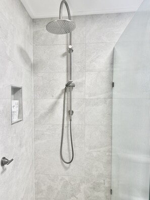 Combined shower/bathtub, hair dryer, towels, soap - Charms Luxury Beachside Villa  (Byron Bay)