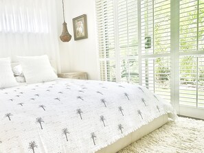 3 bedrooms, iron/ironing board, free WiFi, bed sheets - Charms Luxury Beachside Villa (Byron Bay)