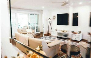 Smart TV, books, stereo - Charms Luxury Beachside Villa (Byron Bay)