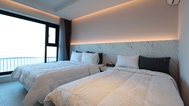 Deluxe Twin Room | Desk, laptop workspace, WiFi (free), individually furnished - Dubai Hotel (Dangjin)