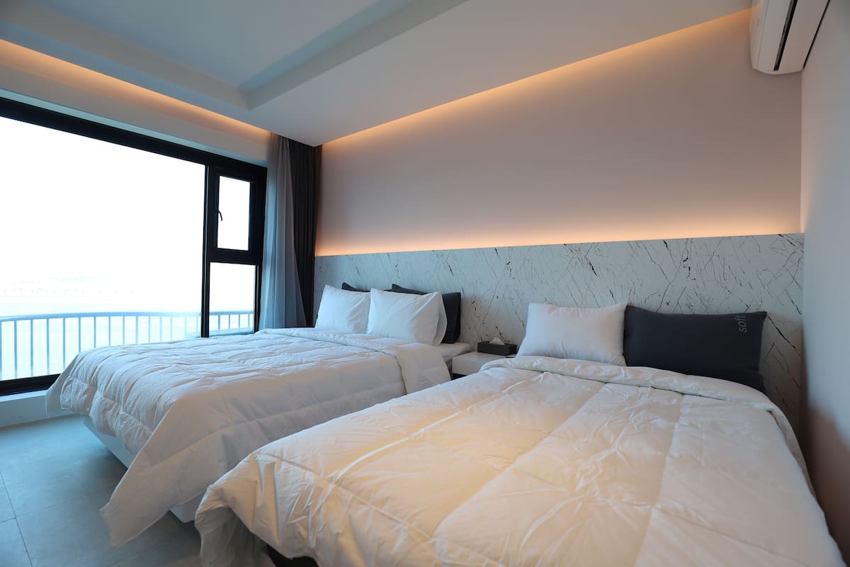 Deluxe Twin Room | Desk, laptop workspace, WiFi (free), individually furnished