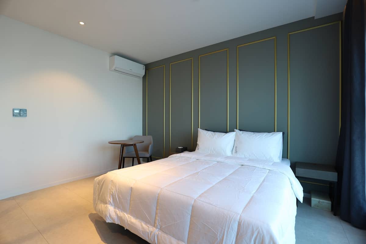 Signature Double Room | Desk, laptop workspace, WiFi (free), individually furnished