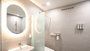 Signature Double Room | Bathroom - Dubai Hotel (Dangjin)