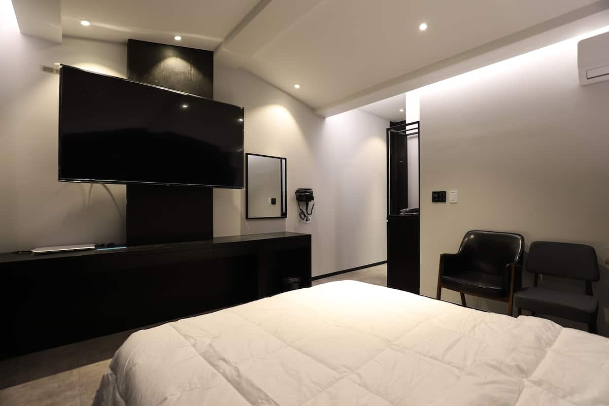 Muebles diferentes, escritorio y espacio para trabajar con laptop