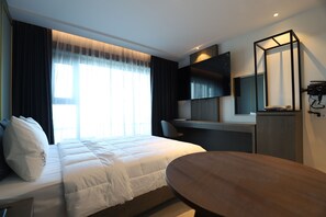 Habitación doble Premium | Muebles diferentes, escritorio y espacio para trabajar con laptop