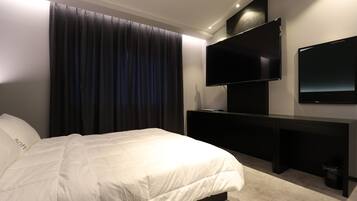 Habitación doble Deluxe | Muebles diferentes, escritorio y espacio para trabajar con laptop