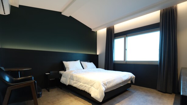 Deluxe Double Room | Desk, laptop workspace, WiFi (free), individually furnished - Dubai Hotel (Dangjin)