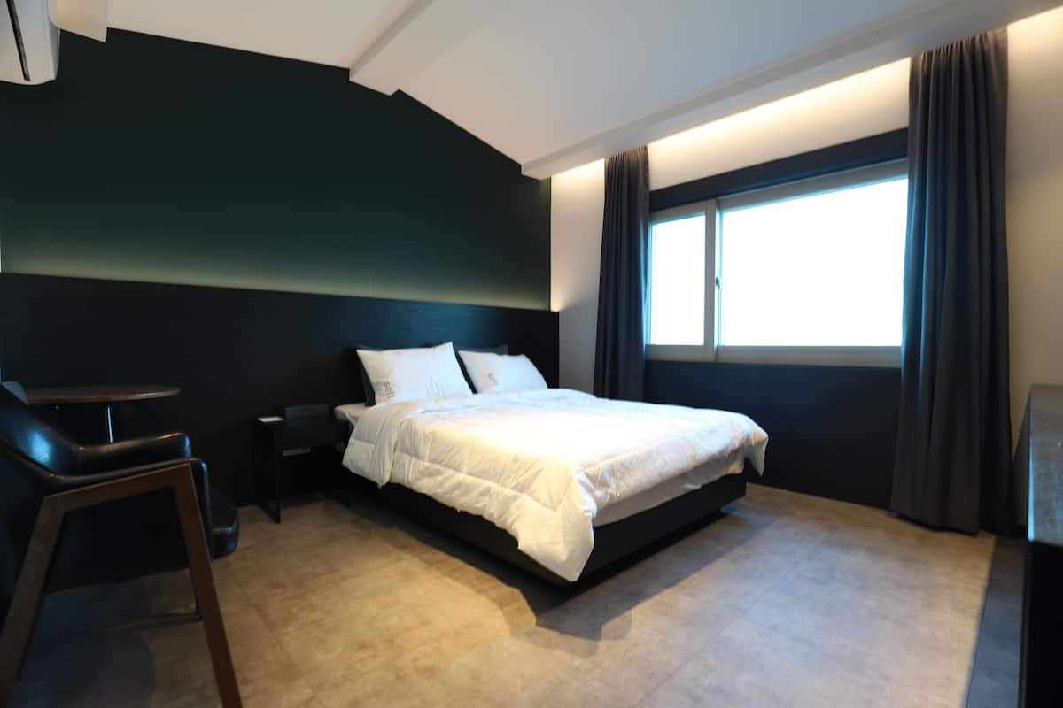 Deluxe Double Room | Desk, laptop workspace, WiFi (free), individually furnished