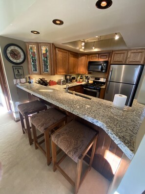 冰箱、微波炉、烤箱、炉灶