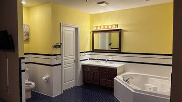 Combined shower/tub, jetted tub, hair dryer, towels