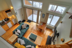 Télévision, cheminée, livres, chaîne hi-fi