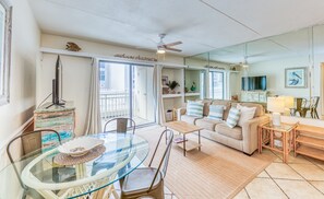 Smart TV, DVD player, books - Newly renovated condo on the beach with 4 pools (Orange Beach)