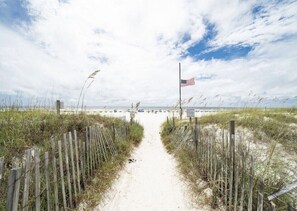 Accommodatie ligt op het strand, ligstoelen, strandlakens