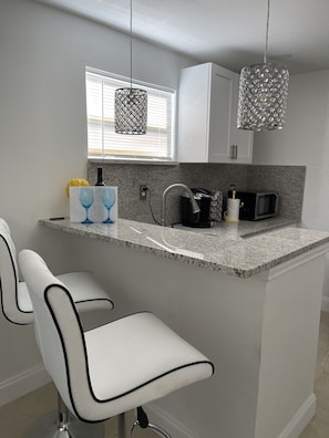 Een koelkast, een microgolfoven, een koffiezetapparaat/waterkoker