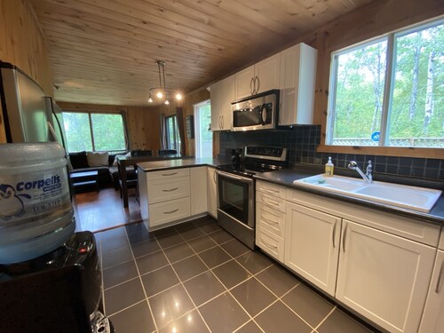 3 bedroom cabin minutes from beach & on TC trail!