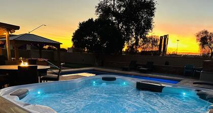 Prime Location HotTub/ Pool/ Outdoor Kitchen Spring training Clean and Safe.