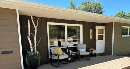 Mid-Century Modern Comfy, Cozy Family Vacation Home