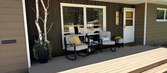 Mid-Century Modern Comfy, Cozy Family Vacation Home