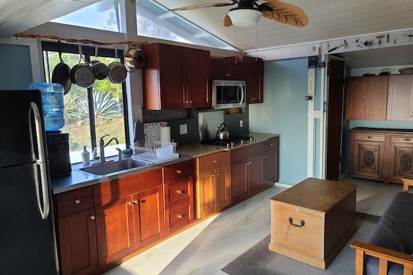 Frigorífic, microones, cafetera i tetera i bullidora elèctrica