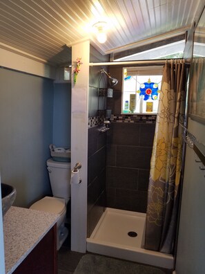 Douche, serviettes fournies, papier de toilette