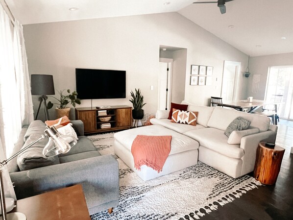 Smart-TV, Kamin, Tischtennisplatte