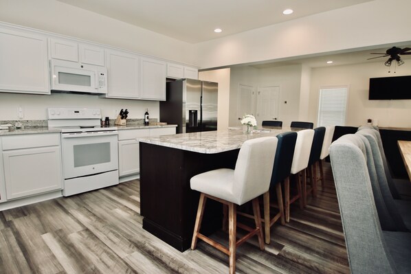 冷蔵庫、電子レンジ、オーブン、コンロ