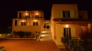 A two-story building with a central staircase leading to an entrance. - Studio - Apartment for 3 Guests (Nafplio)
